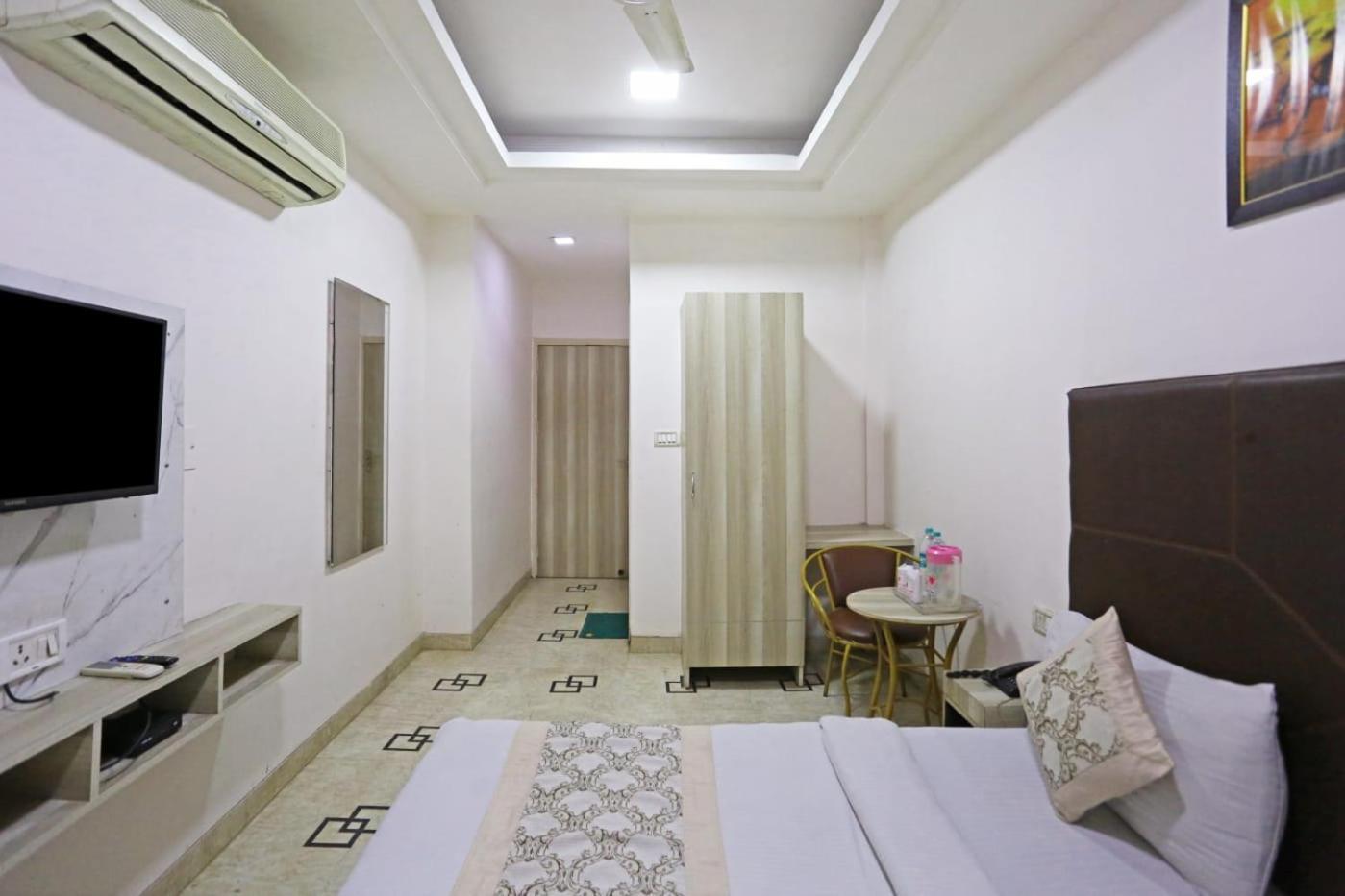 Hotel Sterling Inn, Нью-Дели Экстерьер фото